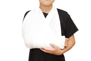 仕事中に手の指を骨折！とるべき対応と受け取れる補償を解説